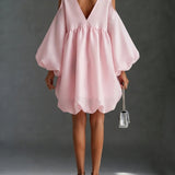 Vestido Mini de Alças Frias em Chiffon Rosa Bebé com Decote em V Profundo e Mangas Balão Puffy
