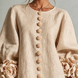 Vestido Mini Beje com Botões Florais e Punhos Florais Impressionantes
