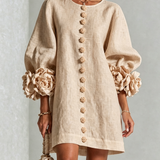 Vestido Mini Beje com Botões Florais e Punhos Florais Impressionantes