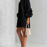Vestido Mini Preto com Botões Florais e Punhos Florais Marcantes