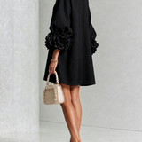 Vestido Mini Preto com Botões Florais e Punhos Florais Marcantes