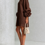 Vestido Mini de Botão com Estampa Floral em Tons de Chocolate e Punhos Florais Marcantes