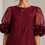 Vestido Mini de Organza Burgundy com Mangas Bufantes e Punhos Florais Marcantes
