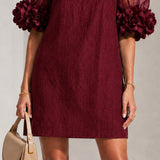 Vestido Mini de Organza Burgundy com Mangas Bufantes e Punhos Florais Marcantes