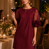 Vestido Mini de Organza Burgundy com Mangas Bufantes e Punhos Florais Marcantes