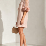Vestido Mini de Organza Rosa com Mangas Bufantes e Punhos Florais Impressionantes