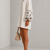 Vestido Mini com Decote em V Branco e Mangas Bufantes com Estampa Floral