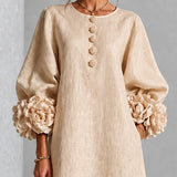 Vestido Midi Bege com Botões Florais e Punhos Florais Marcantes
