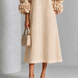Vestido Midi Bege com Botões Florais e Punhos Florais Marcantes