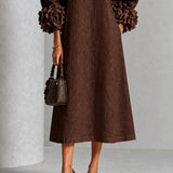 Vestido Midi Botão em Floral de Chocolate com Punhos Florais Marcantes