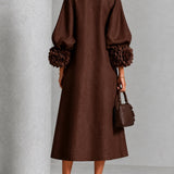 Vestido Midi Botão em Floral de Chocolate com Punhos Florais Marcantes
