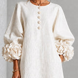 Vestido Midi Branco com Botões Florais e Punhos Florais Impressionantes