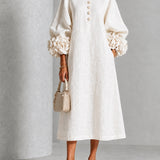 Vestido Midi Branco com Botões Florais e Punhos Florais Impressionantes