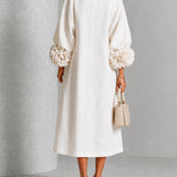 Vestido Midi Branco com Botões Florais e Punhos Florais Impressionantes