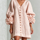 Vestido Mini Floral com Decote em V Rosa e Botões Florais Chamativos