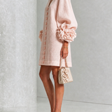 Vestido Mini Floral com Decote em V Rosa e Botões Florais Chamativos